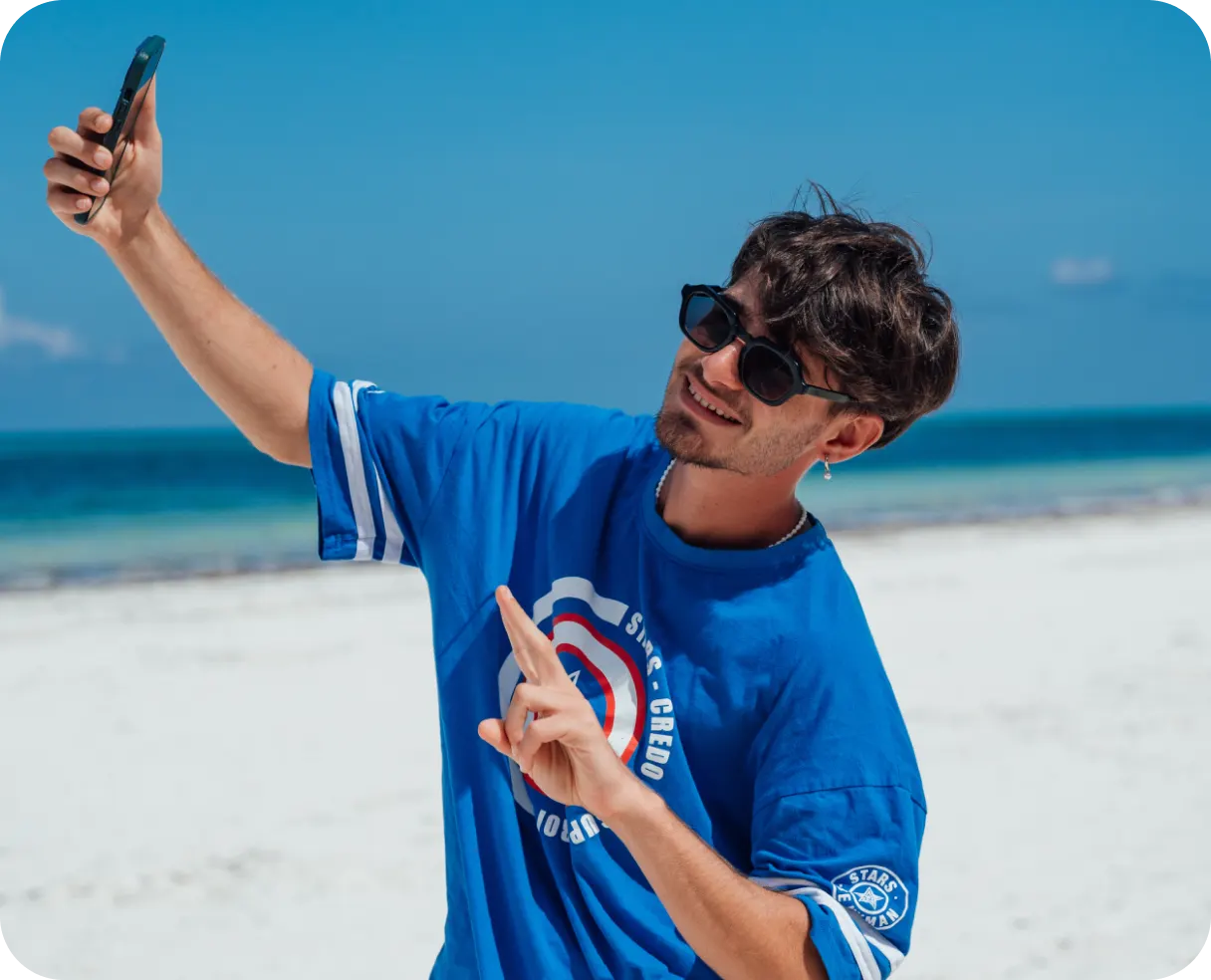 Content creator Stars Be Original con lo smartphone in spiaggia