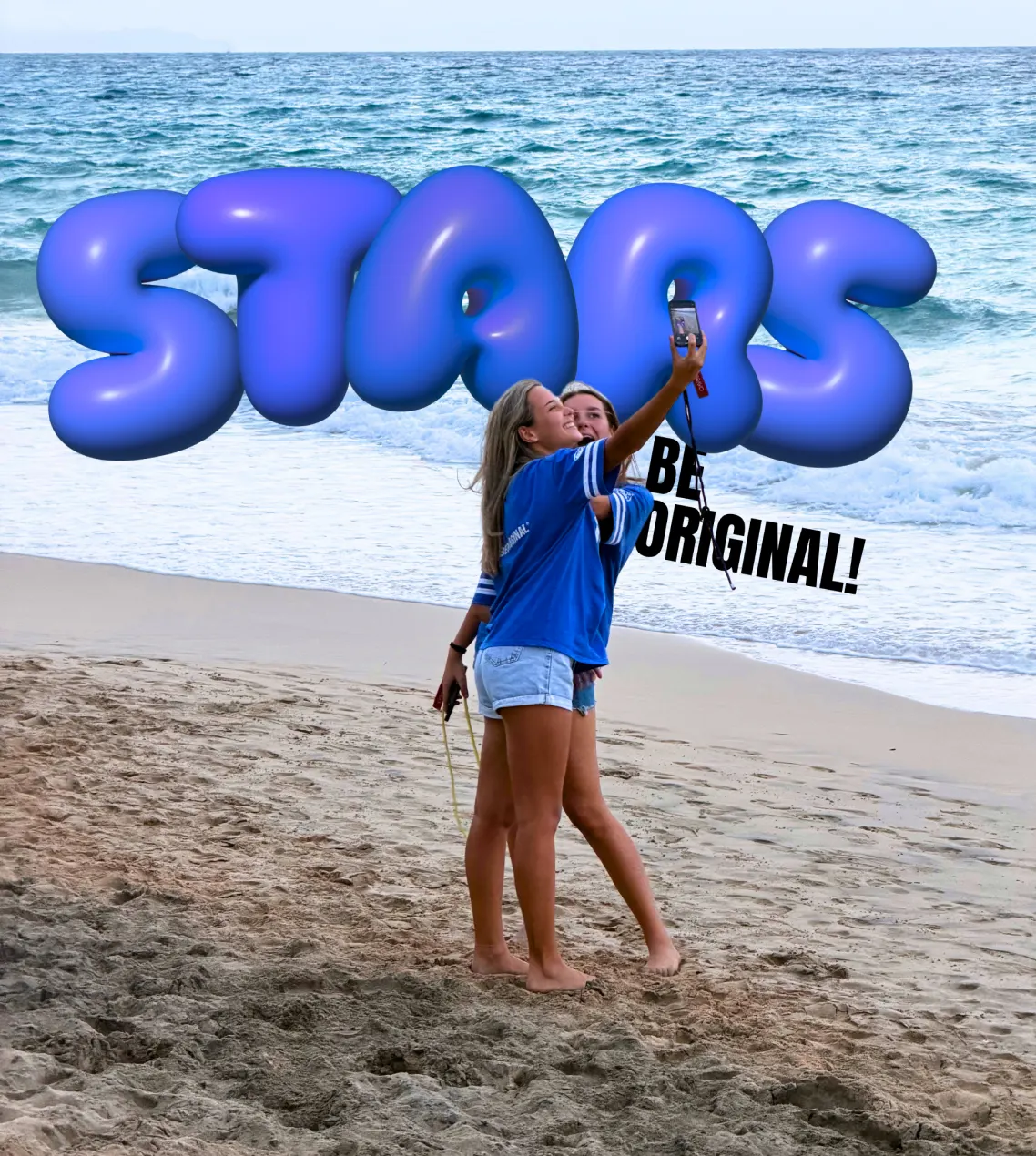 Content creator Stars Be Original in spiaggia con la scritta Stars